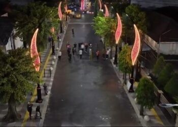 Bupati Jember Muhammad fawait saat meninjau food street
