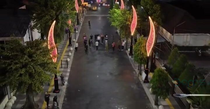 Bupati Jember Muhammad fawait saat meninjau food street