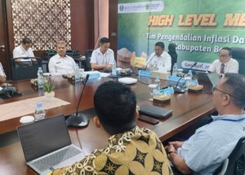 Bupati Boalemo, Rum Pagau, didampingi sekda Nurdin Baderan, bersama BI  membahas pengendalian inflasi daerah,  Rabu (20/05/2026) (Prokopim Boalemo)