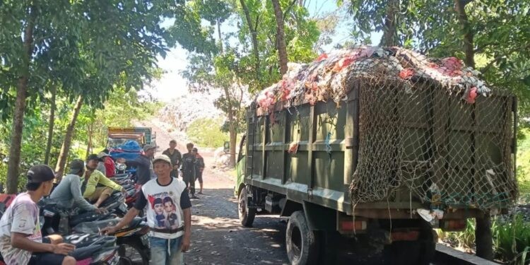 Sejumlah Warga saat di kawasan TPA Pakusar