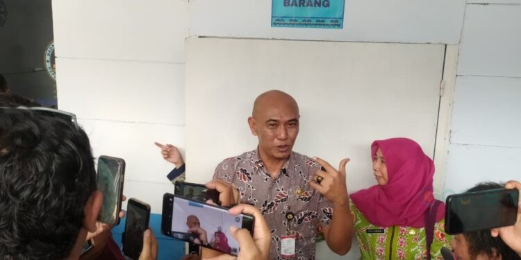 Pj. Sekda Jember Achamd Fauzi sidak MBG yang diduga keracunan