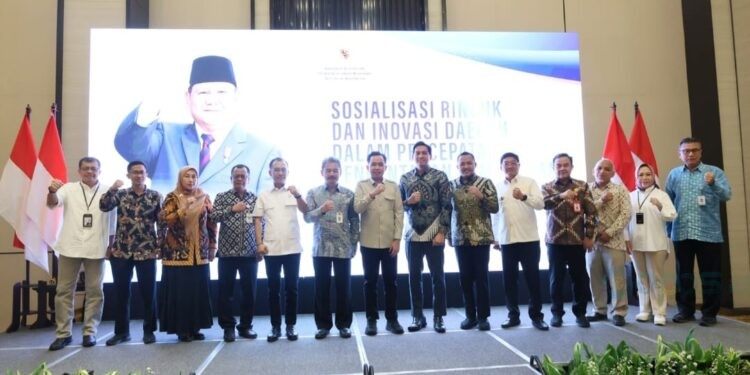Wakil Kepala BP Taskin, Iwan Sumule, dalam kegiatan Sosialisasi Rencana Induk (Rinduk) dan Inovasi Daerah dalam Percepatan Pengentasan Kemiskinan di Gedung BP Taskin Jakarta