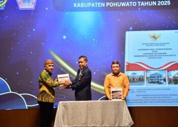 Bupati Pohuwato, Saipul Mbuinga, didampingi ketua DPRD meraih WTP, Senin (25/05/2026) (Iwan Karim Prokopim Pohuwato)