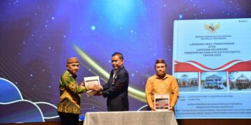 Bupati Pohuwato, Saipul Mbuinga, didampingi ketua DPRD meraih WTP, Senin (25/05/2026) (Iwan Karim Prokopim Pohuwato)