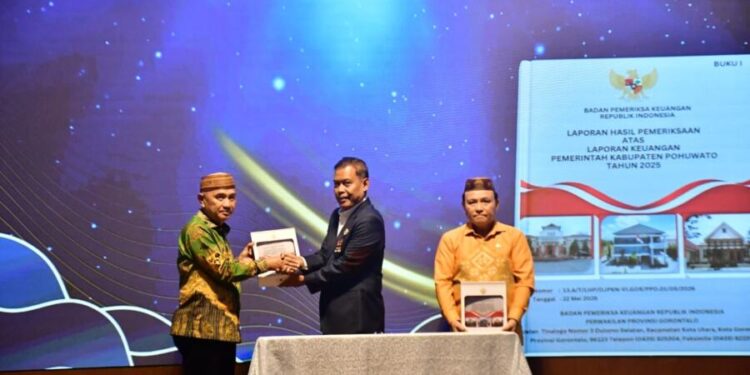 Bupati Pohuwato, Saipul Mbuinga, didampingi ketua DPRD meraih WTP, Senin (25/05/2026) (Iwan Karim Prokopim Pohuwato)