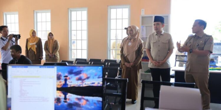 Bupati Jember Muhammad fawait saat meninjau MPP Mini di Kecamatan Jombang