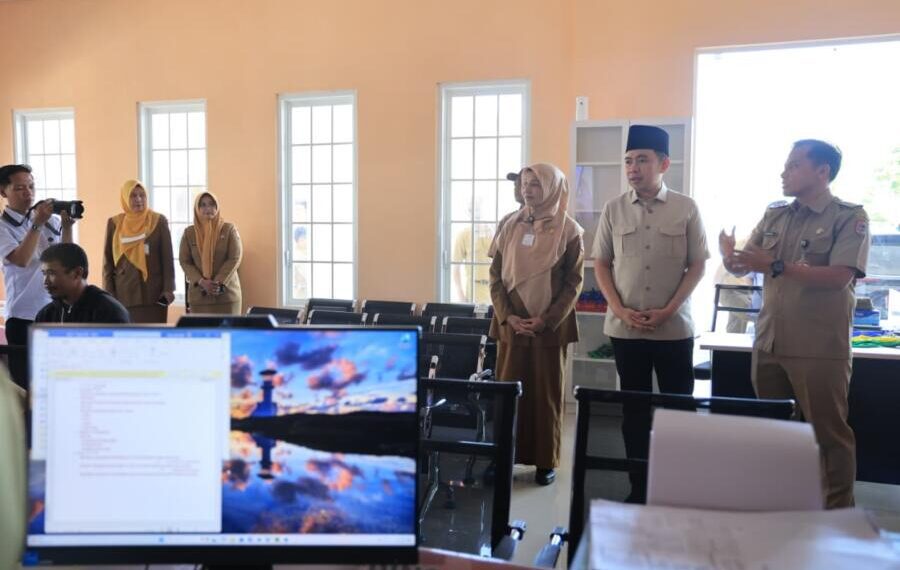 Bupati Jember Muhammad fawait saat meninjau MPP Mini di Kecamatan Jombang
