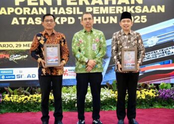 Bupati Jember Berama ketua DPRD Jember Ahmad Halim saat menerima penghargaan WTP