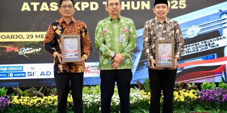 Bupati Jember Berama ketua DPRD Jember Ahmad Halim saat menerima penghargaan WTP