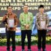Bupati Jember Berama ketua DPRD Jember Ahmad Halim saat menerima penghargaan WTP