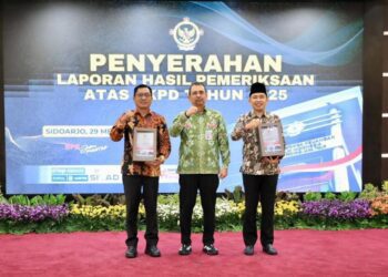 Bupati Jember Berama ketua DPRD Jember Ahmad Halim saat menerima penghargaan WTP