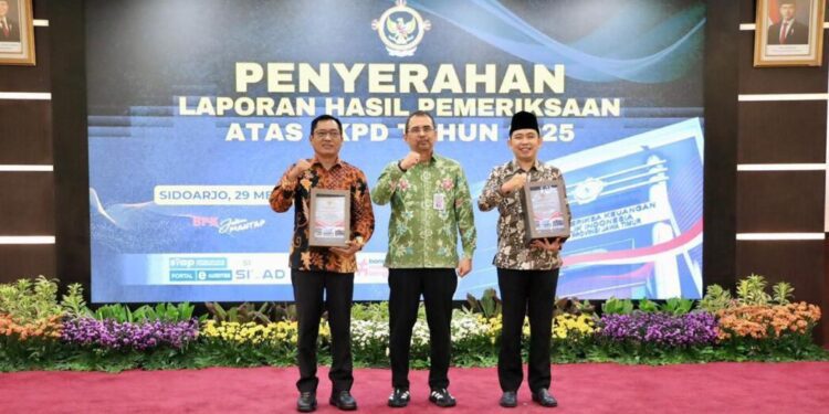Bupati Jember Berama ketua DPRD Jember Ahmad Halim saat menerima penghargaan WTP