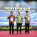 Bupati Jember Berama ketua DPRD Jember Ahmad Halim saat menerima penghargaan WTP