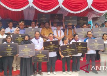 Menteri Pendidikan Dasar dan Menengah (Mendikdasmen) Abdul Mu’ti pose bersama penerima manfaat usai meresmikan revitalisasi sekolah di Kota Sorong, Selasa (26/5/2026). ANTARA/Yuvensius Lasa Banafanu