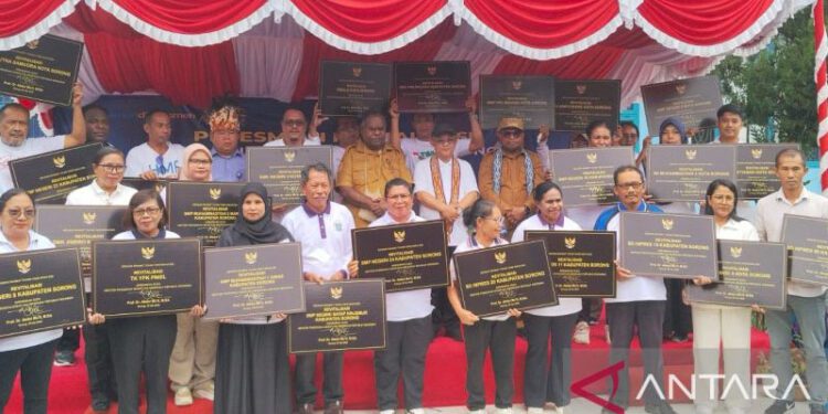 Menteri Pendidikan Dasar dan Menengah (Mendikdasmen) Abdul Mu’ti pose bersama penerima manfaat usai meresmikan revitalisasi sekolah di Kota Sorong, Selasa (26/5/2026). ANTARA/Yuvensius Lasa Banafanu