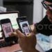 Warga melakukan transaksi digital menggunakan kode QRIS saat belanja menggunakan aplikasi dan website platfrom niaga elektronik (e-commerce) dari rumahnya di Semarang, Jawa Tengah, Jumat (31/10/2025). (ANTARA FOTO/Makna Zaezar/bar)