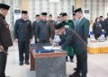 Penandatanganan berita acara pelantikan Kepala Dinas Kominfotik Provinsi Gorontalo disaksikan Gubernur Gorontalo Gusnar Ismail . (Foto – Valen).