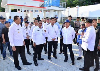 Menteri Kelautan dan Perikanan RI Sakti Wahyu Trenggono didampingi Gubernur Gorontalo Gusnar Ismail saat meninjau Kampung Nelayan Merah Putih di Kelurahan Leato, Kecamatan Dumbo Raya, Kota Gorontalo.