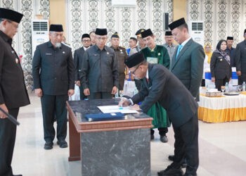 Penandatanganan berita acara pelantikan Kepala Dinas Kominfotik Provinsi Gorontalo disaksikan Gubernur Gorontalo Gusnar Ismail . (Foto – Valen).