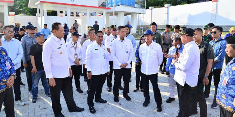 Menteri Kelautan dan Perikanan RI Sakti Wahyu Trenggono didampingi Gubernur Gorontalo Gusnar Ismail saat meninjau Kampung Nelayan Merah Putih di Kelurahan Leato, Kecamatan Dumbo Raya, Kota Gorontalo.