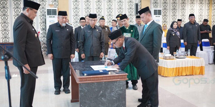 Penandatanganan berita acara pelantikan Kepala Dinas Kominfotik Provinsi Gorontalo disaksikan Gubernur Gorontalo Gusnar Ismail . (Foto – Valen).