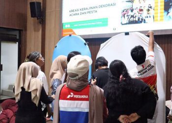 Pelatihan Usaha Kreatif Pengajar RASI: Kreasi Kerajinan Dekorasi Acara dan Pesta yang dilaksanakan di Aula Kantor Pertamina Patra Niaga IT Bitung.
