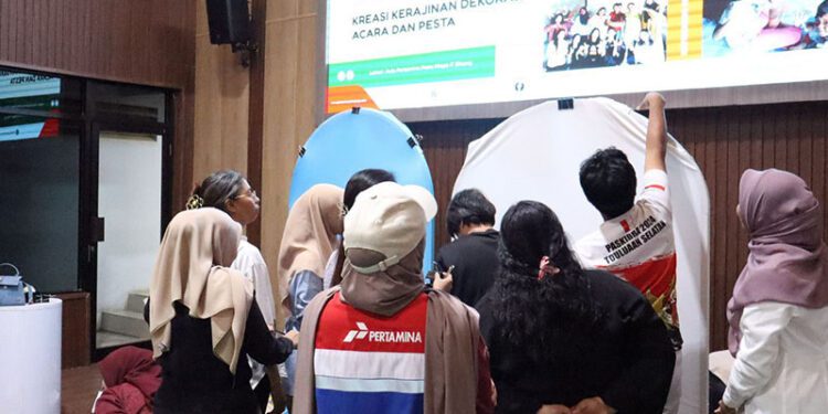 Pelatihan Usaha Kreatif Pengajar RASI: Kreasi Kerajinan Dekorasi Acara dan Pesta yang dilaksanakan di Aula Kantor Pertamina Patra Niaga IT Bitung.