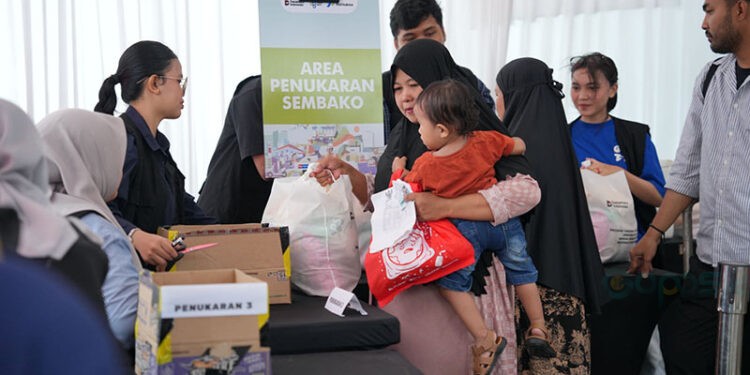 Pertamina Patra Niaga Regional Sulawesi menyalurkan 1.000 paket sembako murah di Integrated Terminal Makassar.