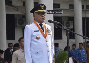 Bupati Gorontalo, Sofyan Puhi saat memimpin apel Hari Otonomi Daerah.