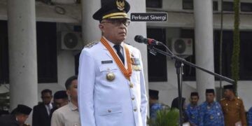 Bupati Gorontalo, Sofyan Puhi saat memimpin apel Hari Otonomi Daerah.
