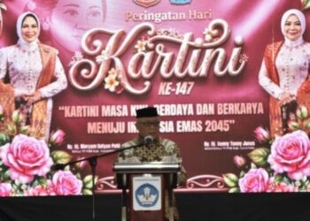 Bupati Gorontalo, Sofyan Puhi saat memberikan sambutan dalam acara peringatan hari kartini.