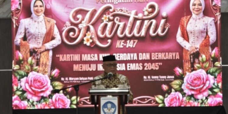 Bupati Gorontalo, Sofyan Puhi saat memberikan sambutan dalam acara peringatan hari kartini.