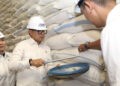 Wakil Menteri Dalam Negeri Bima Arya mengecek ketersediaan beras di gudang Perum Bulog. (ANTARA/HO-Kemendagri)