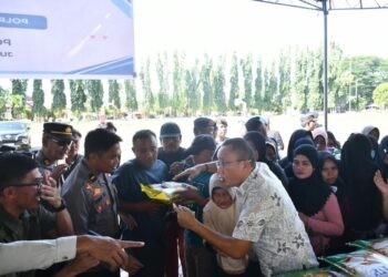 Wakil Bupati Boalemo, Lahmuddin Hambali, saat memberikan pasar murah. (Foto: Prokopim Boalemo)