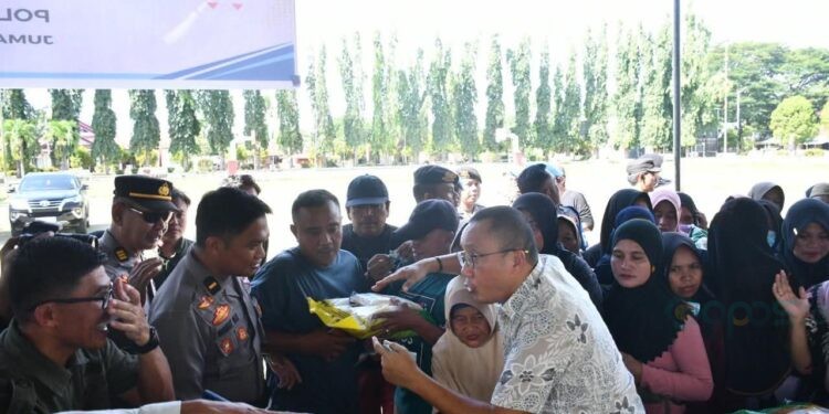 Wakil Bupati Boalemo, Lahmuddin Hambali, saat memberikan pasar murah. (Foto: Prokopim Boalemo)