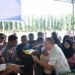 Wakil Bupati Boalemo, Lahmuddin Hambali, saat memberikan pasar murah. (Foto: Prokopim Boalemo)