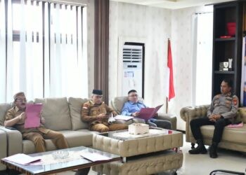 Bupati Boalemo, Rum Pagau, memimpin rapat Forkopimda bahas LPG dan Penertiban Peti. (Foto: Prokopim Boalemo)