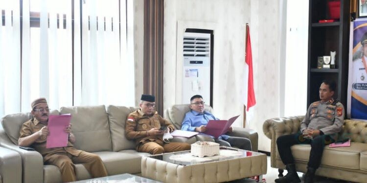 Bupati Boalemo, Rum Pagau, memimpin rapat Forkopimda bahas LPG dan Penertiban Peti. (Foto: Prokopim Boalemo)