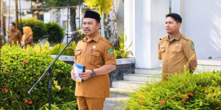 Sekda Kabupaten Boalemo, Sherman Moridu, saat memimpin apel perdana pasca Idul Fitri (Istimewa)