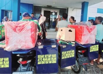 Enam Unit motor cool box diberikan kepada nelayan. (Foto: Prokopim Boalemo)