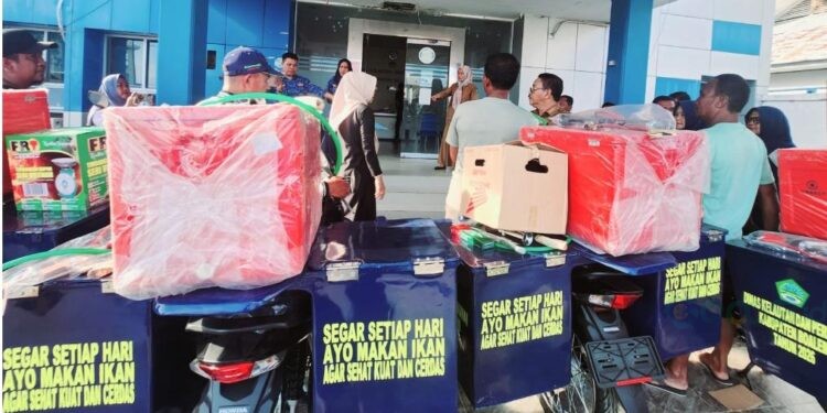 Enam Unit motor cool box diberikan kepada nelayan. (Foto: Prokopim Boalemo)