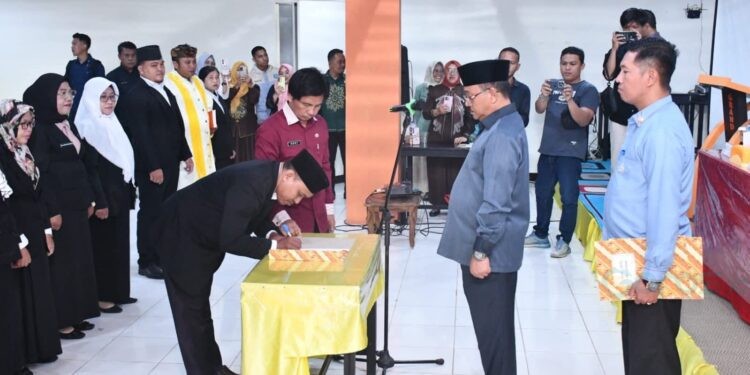 Bupati Boalemo, Rum Pagau, lantik 42 kepala sekolah. (Foto: Prokopim Boalemo)