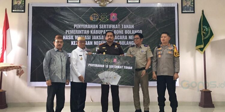 Penyerahan Sertifikat Tanah Pemerintah Kabupaten Bone Bolango Hasil Mediasi Jaksa Pengacara Negara Kejaksaan Negeri Bone Bolango antara Pemerintah Kabupaten Bone Bolango dan Kantor Pertanahan Kabupaten Bone Bolango di Aula Kejaksaan Negeri Bone Bolango, Selasa (19/5/2026). (Foto Indra/Gopos)