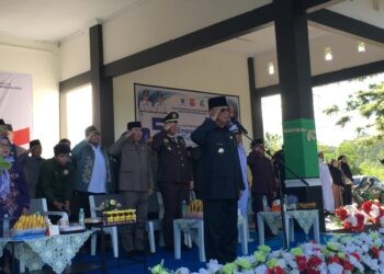 Bupati Ismet Mile saat menjadi Inspektur Upacara pada Peringatan Hari Kebangkitan Nasional ke-118 tingkat Kabupaten Bone Bolango yang dirangkaikan dengan Hari Kearsipan ke-55 dan Semarak Hari Ulang Tahun Kabupaten Bone Bolango ke-23 yang digelar di Lapangan Alun-Alun Bone Bolango, Rabu (20/5/2026). (Foto Indra/Gopos)