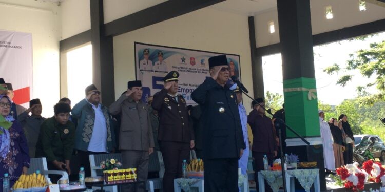 Bupati Ismet Mile saat menjadi Inspektur Upacara pada Peringatan Hari Kebangkitan Nasional ke-118 tingkat Kabupaten Bone Bolango yang dirangkaikan dengan Hari Kearsipan ke-55 dan Semarak Hari Ulang Tahun Kabupaten Bone Bolango ke-23 yang digelar di Lapangan Alun-Alun Bone Bolango, Rabu (20/5/2026). (Foto Indra/Gopos)