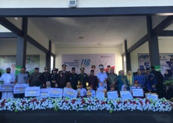 Peringatan Hari Kebangkitan Nasional (Harkitnas) ke-118 tingkat Kabupaten Bone Bolango tidak hanya menjadi ajang refleksi nasionalisme, tetapi juga diwarnai dengan penyerahan berbagai bantuan sosial, penghargaan prestasi, hingga apresiasi terhadap tata kelola pemerintahan yang inovatif dan tertib administrasi. (Foto Indra/Gopos)