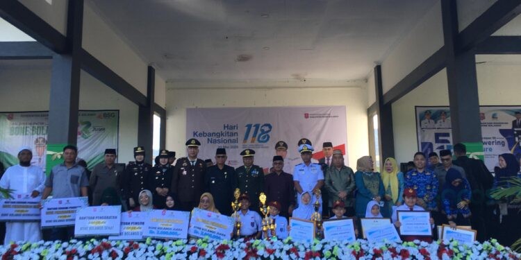 Peringatan Hari Kebangkitan Nasional (Harkitnas) ke-118 tingkat Kabupaten Bone Bolango tidak hanya menjadi ajang refleksi nasionalisme, tetapi juga diwarnai dengan penyerahan berbagai bantuan sosial, penghargaan prestasi, hingga apresiasi terhadap tata kelola pemerintahan yang inovatif dan tertib administrasi. (Foto Indra/Gopos)