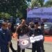 Bupati Ismet Mile didampingi Kajari Feddy Hantyo Nugroho pada penyerahan puluhan kendaraan dinas hasil permohonan bantuan hukum non litigasi dari Badan Keuangan dan Pendapatan Daerah (BKPD) kepada Kejaksaan Negeri Bone Bolango di halaman Kantor Kejaksaan Negeri Bone Bolango, Rabu (20/5/2026). (Foto Indra/Gopos)