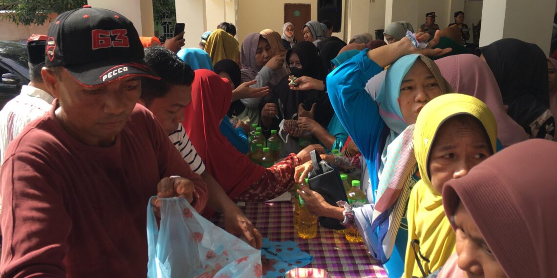 Ratusan warga memadati BPU Tapa, Kamis (21/5/2026), sejak pagi hari. Mereka berburu kebutuhan pokok dengan harga terjangkau dalam Gerakan Pangan Murah (GPM) yang digelar Pemerintah Kabupaten Bone Bolango jelang Hari Raya Iduladha. (Foto Indra/Gopos)