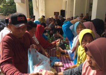 Ratusan warga memadati BPU Tapa, Kamis (21/5/2026), sejak pagi hari. Mereka berburu kebutuhan pokok dengan harga terjangkau dalam Gerakan Pangan Murah (GPM) yang digelar Pemerintah Kabupaten Bone Bolango jelang Hari Raya Iduladha. (Foto Indra/Gopos)